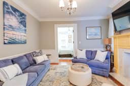 Charming Historic Apt Steps to River St & Tours