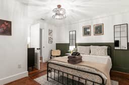 Historic Garden-Level Downtown Apt with Backyard