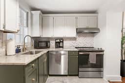 Historic Garden-Level Downtown Apt with Backyard