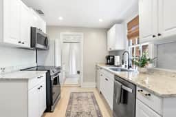 Historic Savannah Parlor Apartment, Walkable