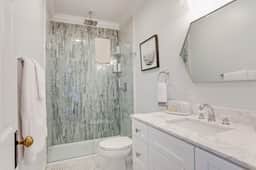 Renovated Historic Apt Walk to River St & Dining