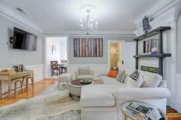 Renovated Historic Apt Walk to River St & Dining