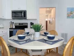 Stylish 1900s Renovated Apt Near Forsyth Sleeps 4