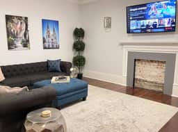 Stylish Apt on Broughton, Historic Downtown