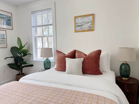 Classy 3-Story Downtown Apt - Great Location!