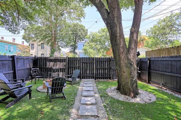 Fun & Renovated Artsy Downtown Apt Dog Friendly with Fully Fenced Backyard and Private Parking