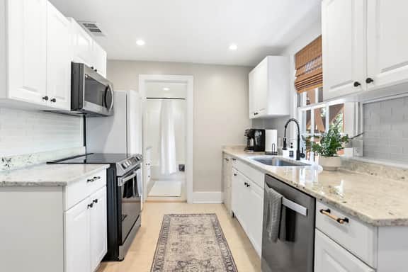 Historic Savannah Parlor Apartment, Walkable