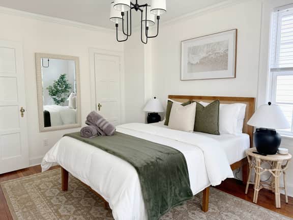 Spacious 3-Floor Downtown Retreat - Prime Location