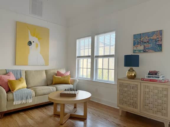 Sunny Downtown Savannah Carriage House