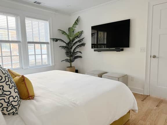Sunny Downtown Savannah Carriage House