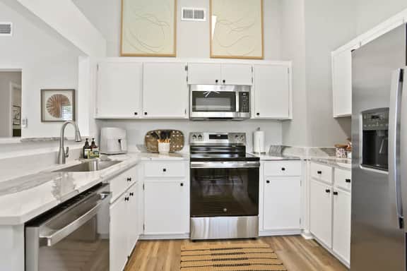 Renovated Cottage near Beach & City Dogs Welcome!